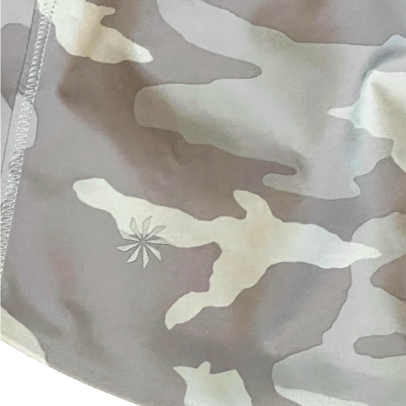 Women’s Athleta Hustle 3”Shorts Size XS Camouflage - Picture 3 of 4
